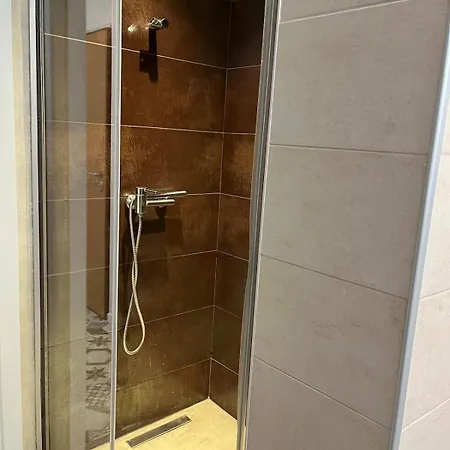 Unique - Grbavica 塞拉耶佛